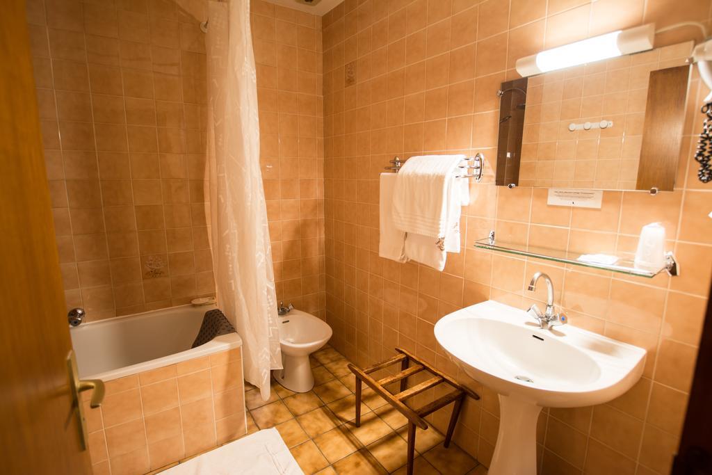 La Boule D'Or Hotell Bressuire Exteriör bild
